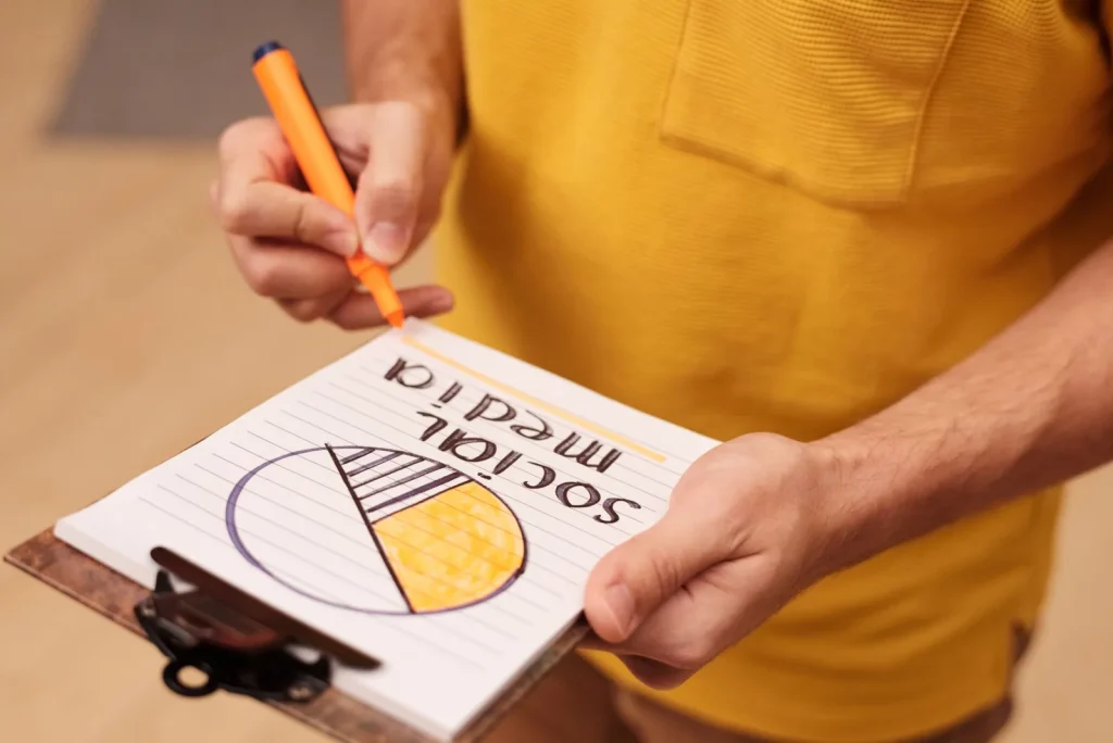 Pessoa escrevendo um roteiro de conteúdo em papel