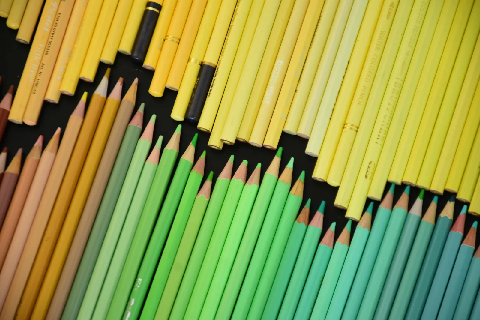 Lápis de cor em degradê de cores vivas