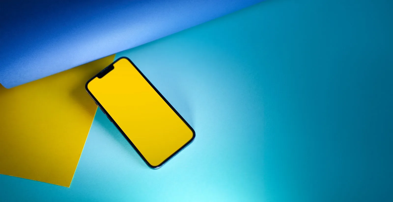 Celular sobre fundo azul e amarelo